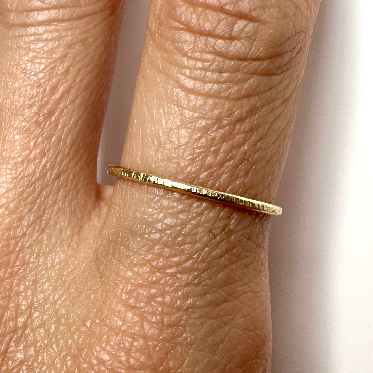 Slim textured ring