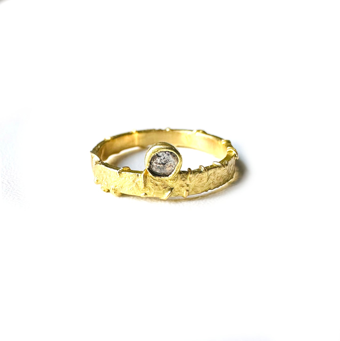 Molten winding gold diamond ring